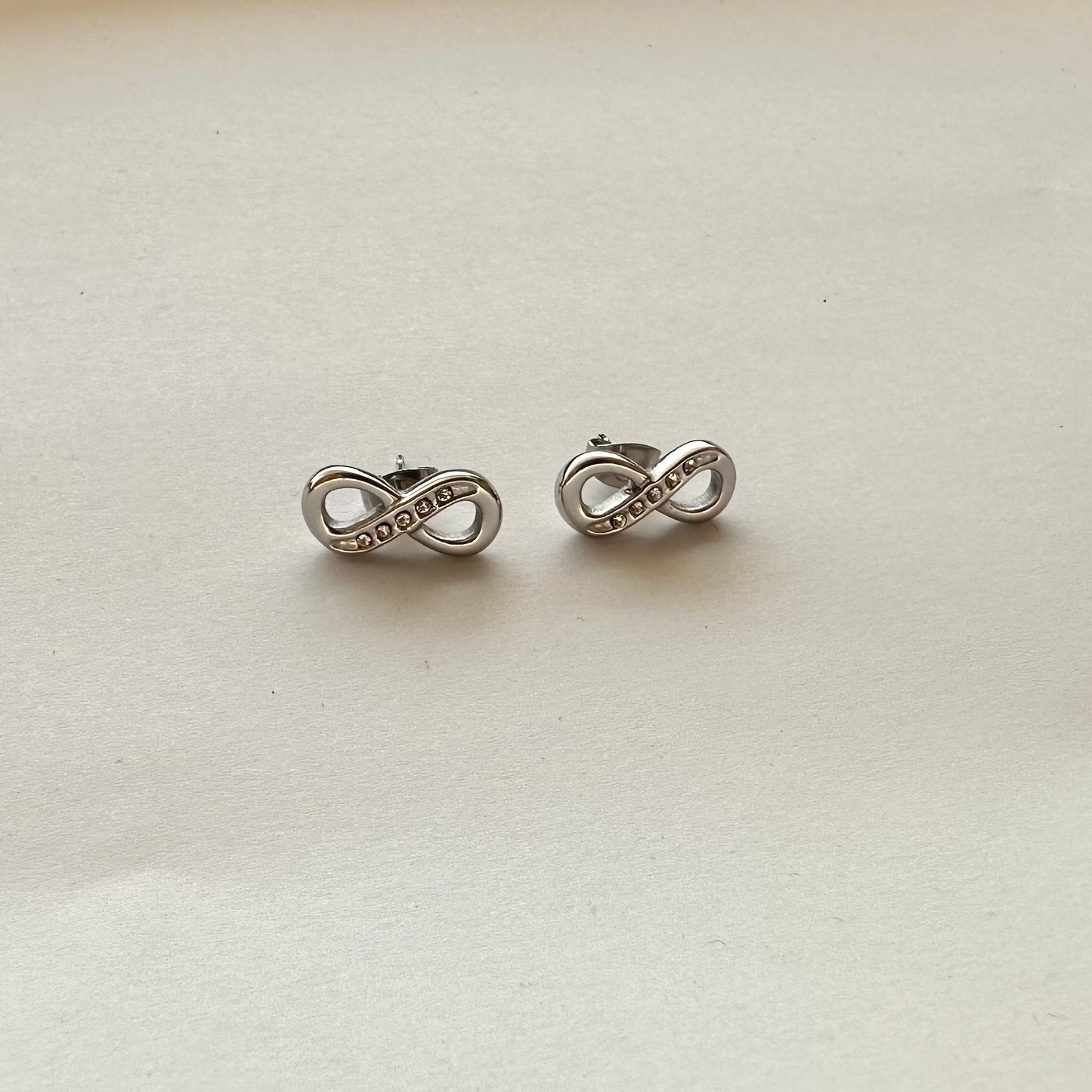 Orecchini "Infinito": Amore e Possibilità infinite