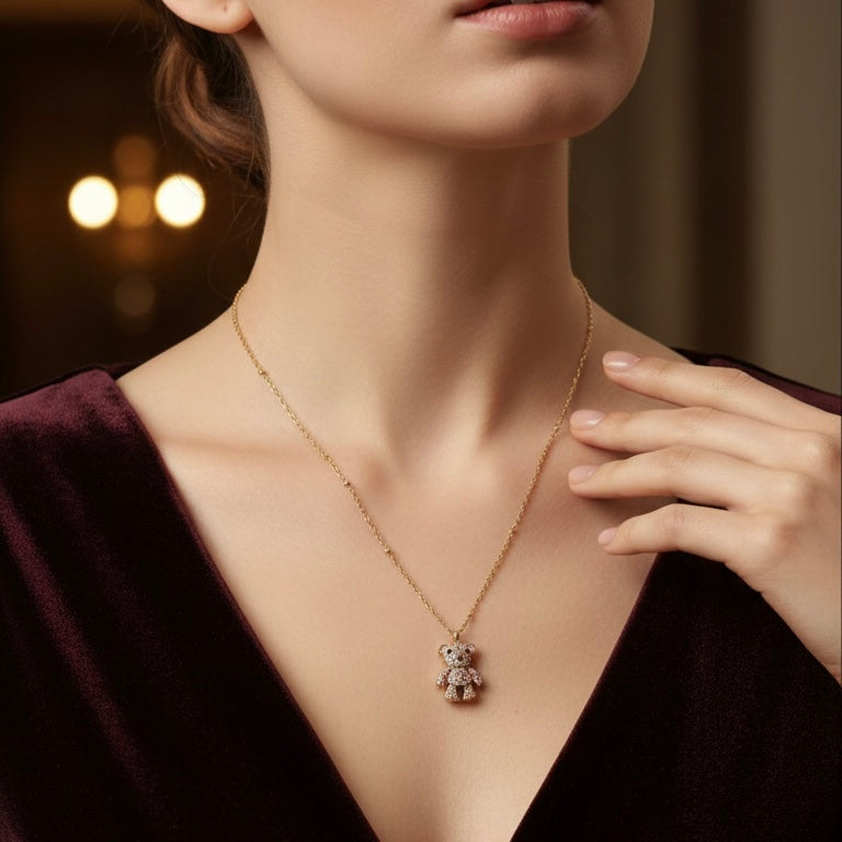 Collana Golden Teddy – Un Abbraccio di Luce