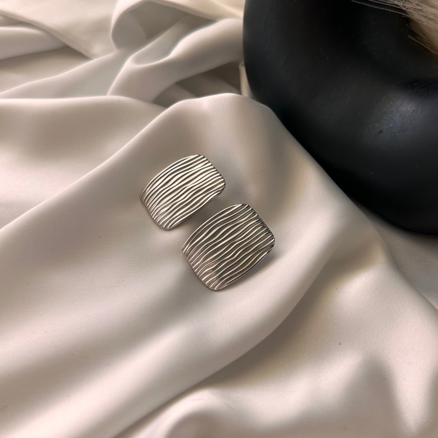 Orecchini rettangolari onde: Eleganza moderna e simbolica