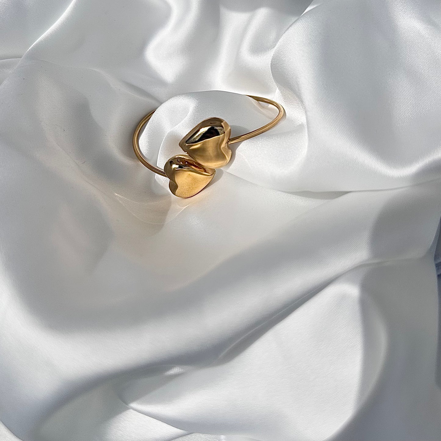 Bracciale rigido con 2 cuori placcati in oro acciaio inossidabile
