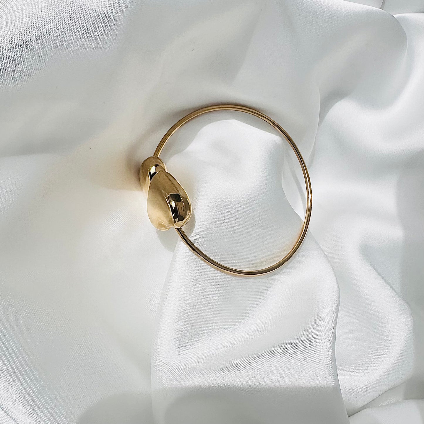 Rigid bracelet with 2 gold plated hearts