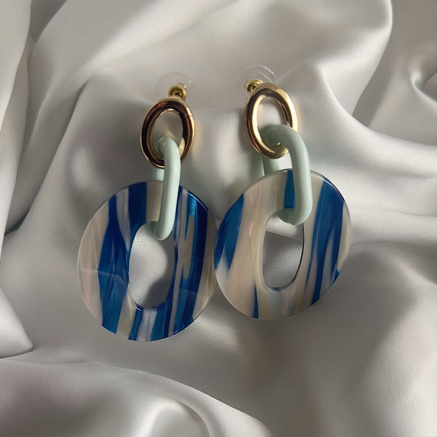 Orecchini Cerchio Ovali Striati in Resina Blu e Bianco