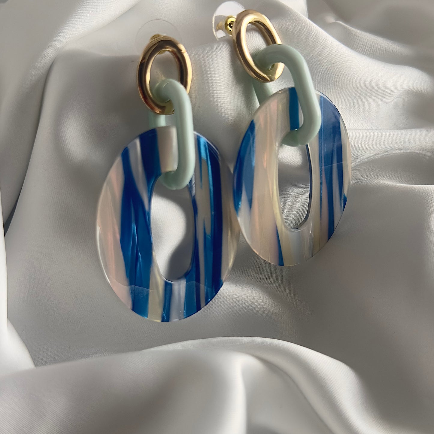 Orecchini Cerchio Ovali Striati in Resina Blu e Bianco