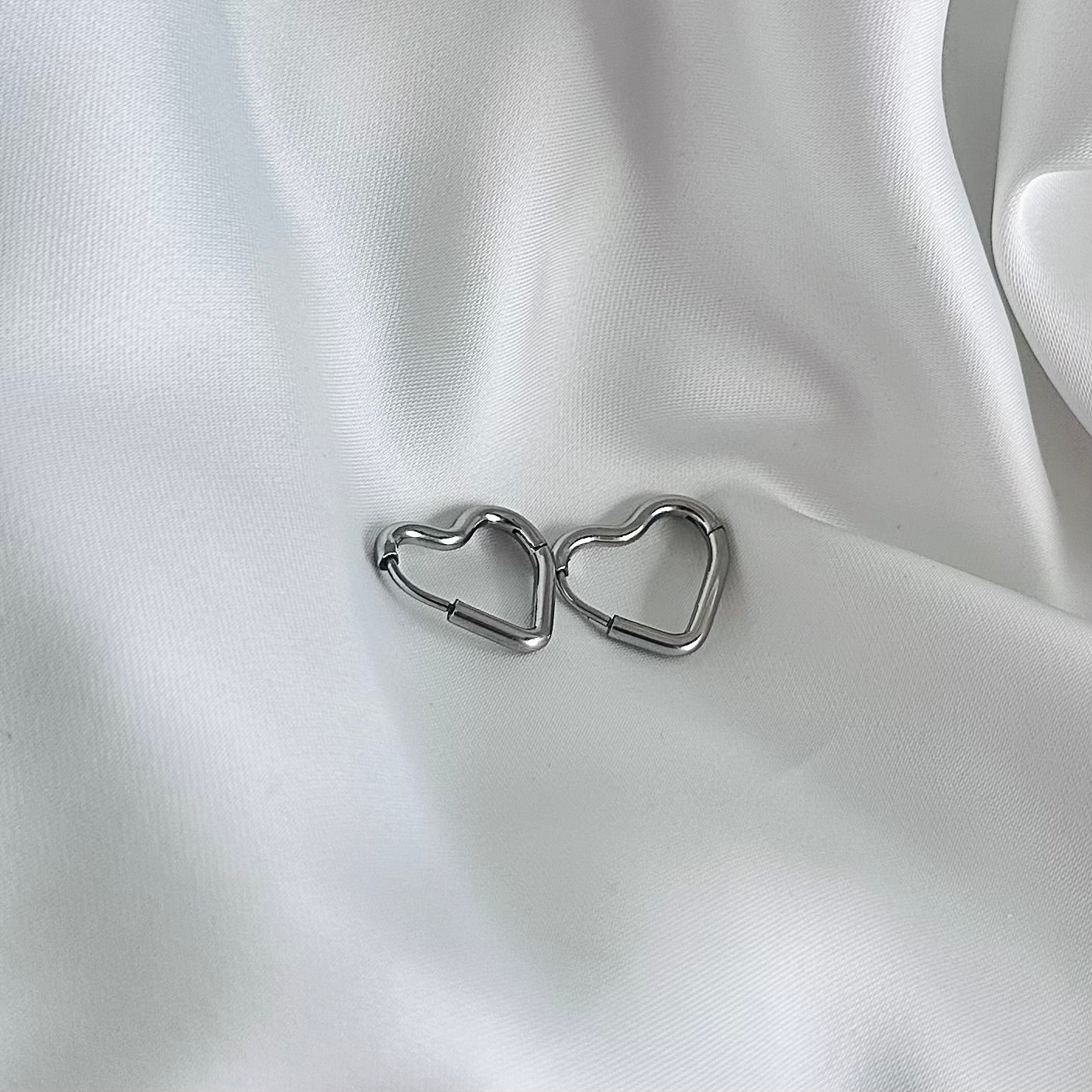 Orecchini a forma di cuore placcati in argento