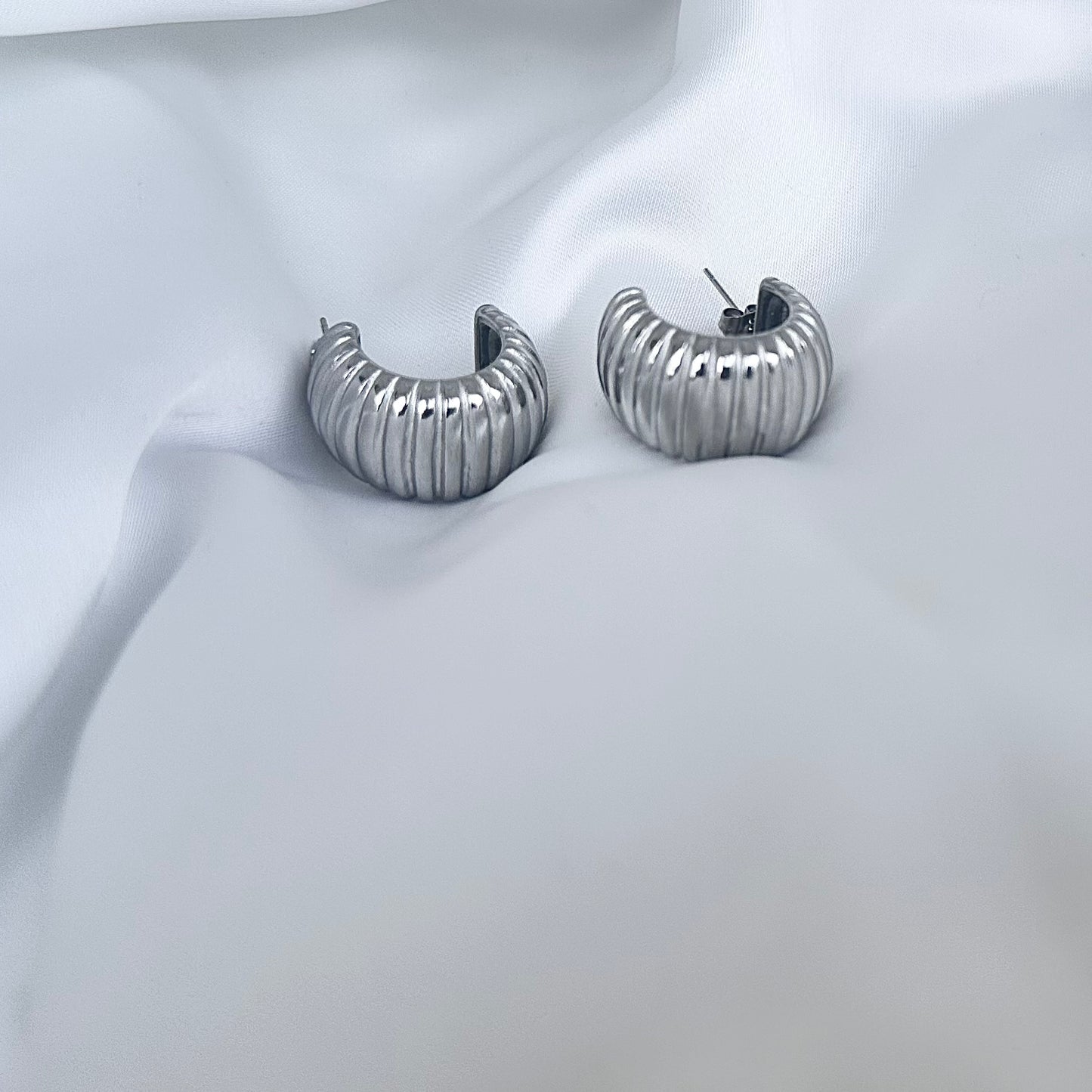 Orecchini acciaio cerchio aperto largo 3d rigato placcato argento