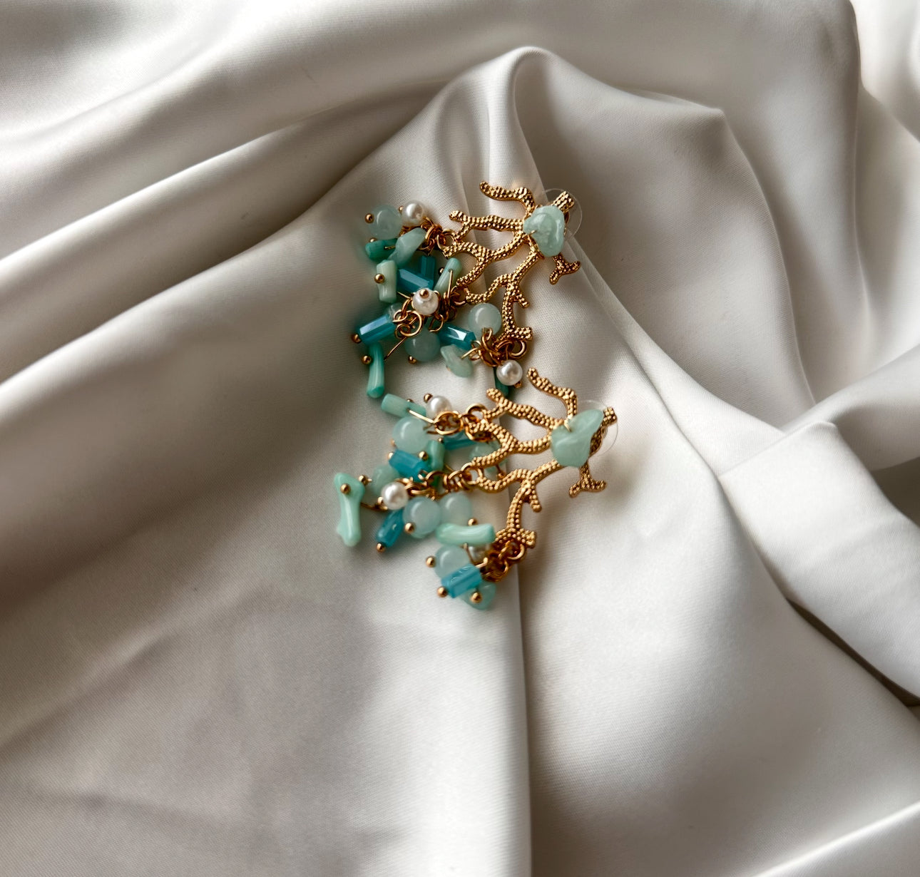 Orecchini Ramo con Pietre e Corallini Turchesi – Senza Nichel