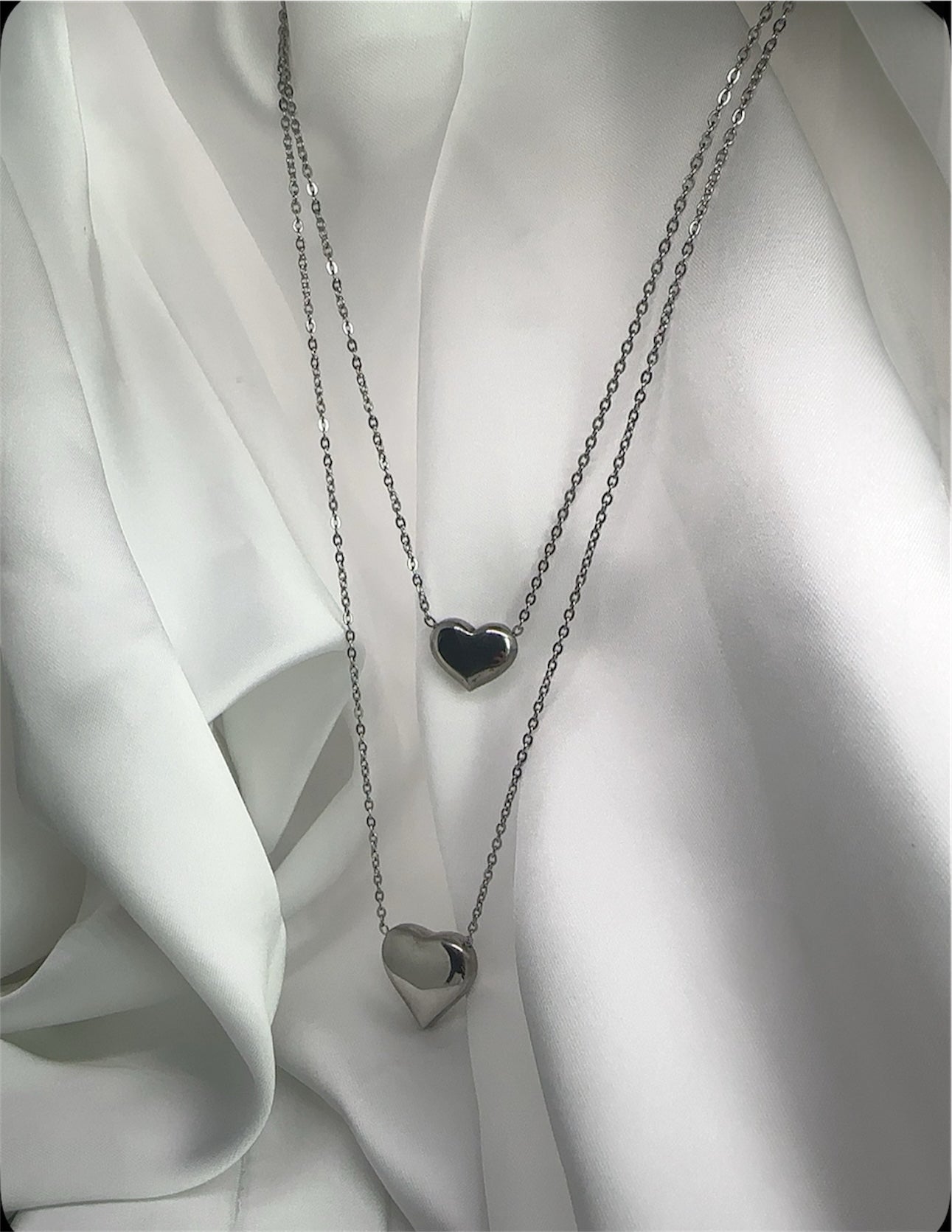 Collana a Doppio Filo con Cuori – Eleganza e Simbolo di Amore