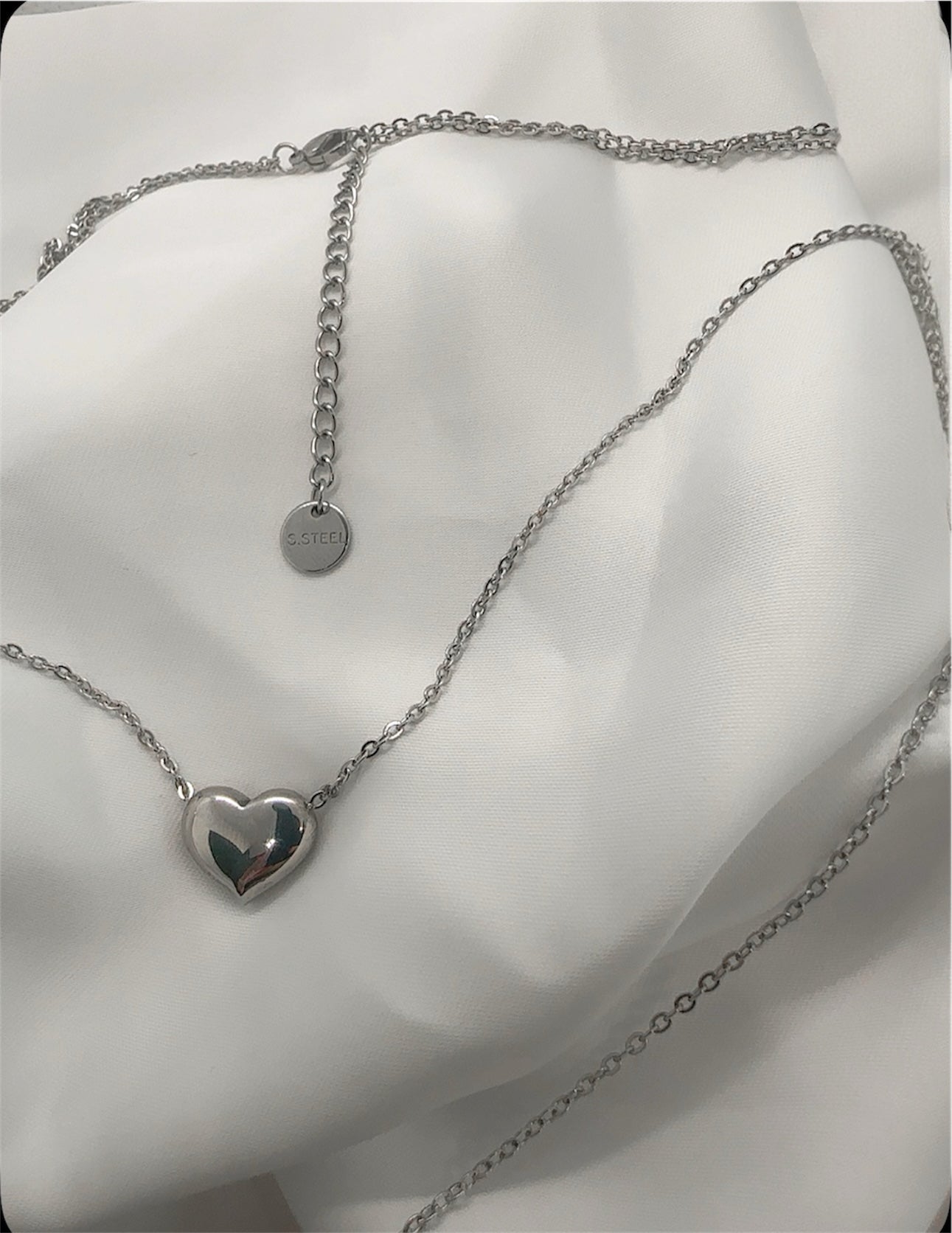 Collana a Doppio Filo con Cuori – Eleganza e Simbolo di Amore