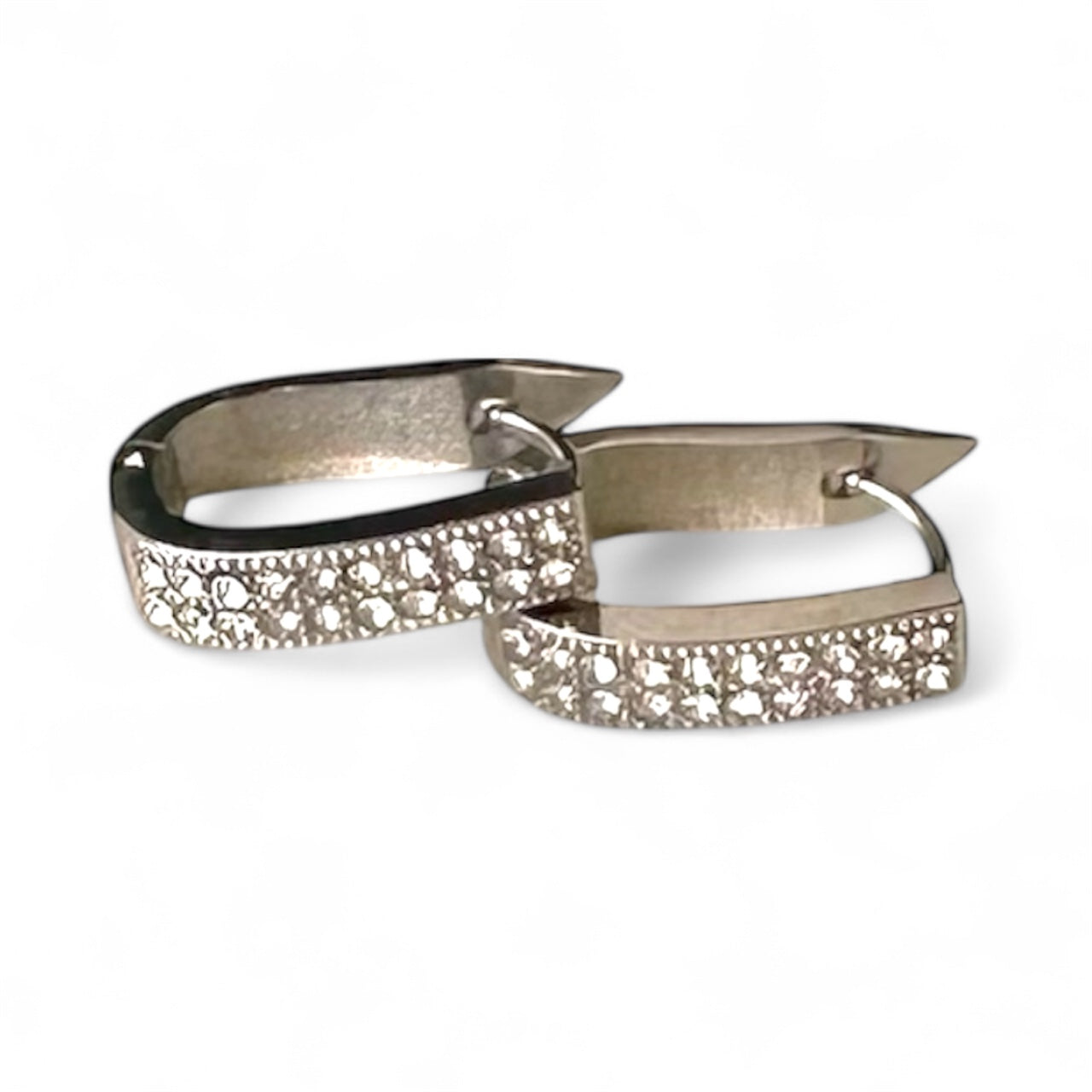 Orecchini Ovali "Riflessi di Luce": Eleganza Scintillante per Ogni Tuo Momento