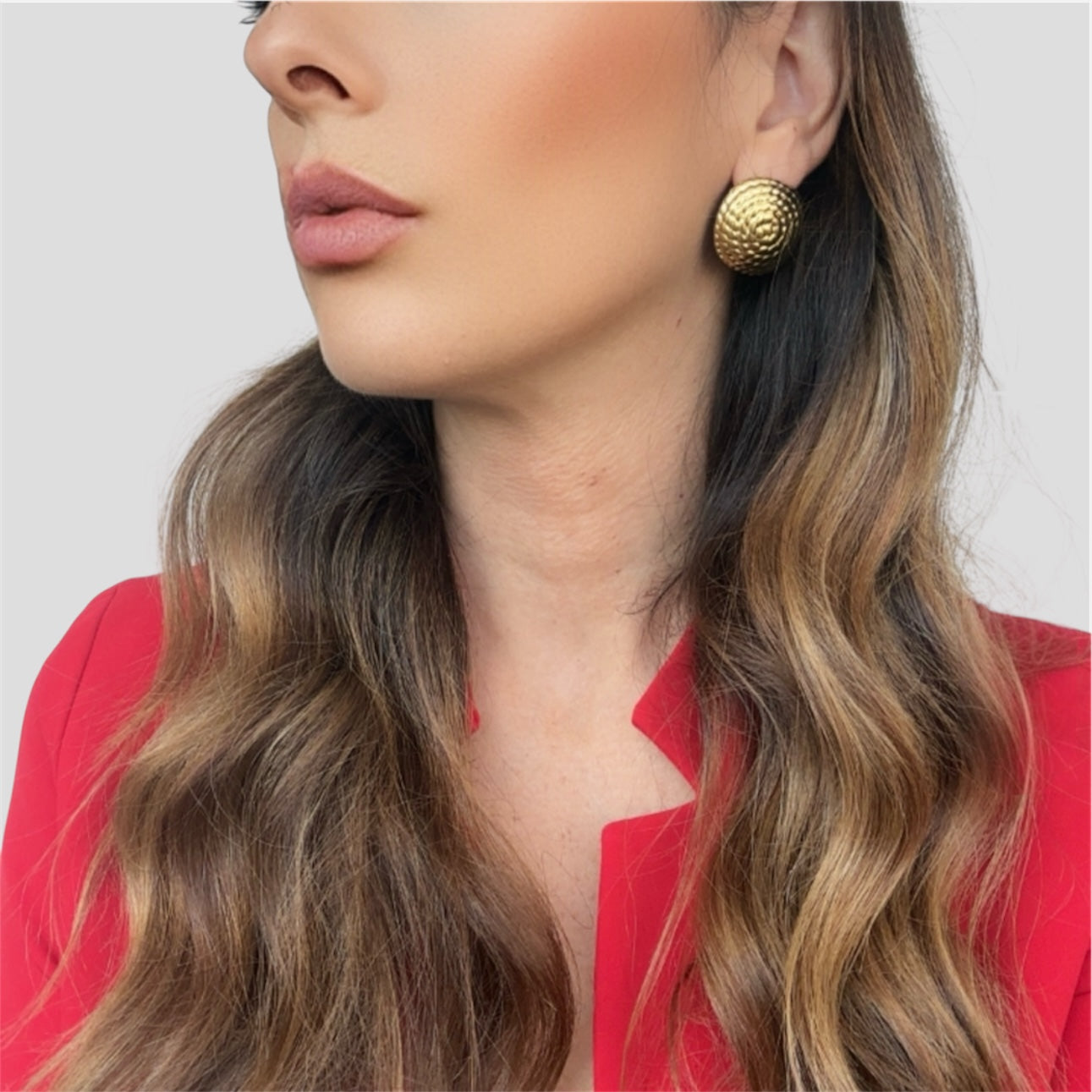 Orecchini a Scudo Martellati: Brilla con Forza