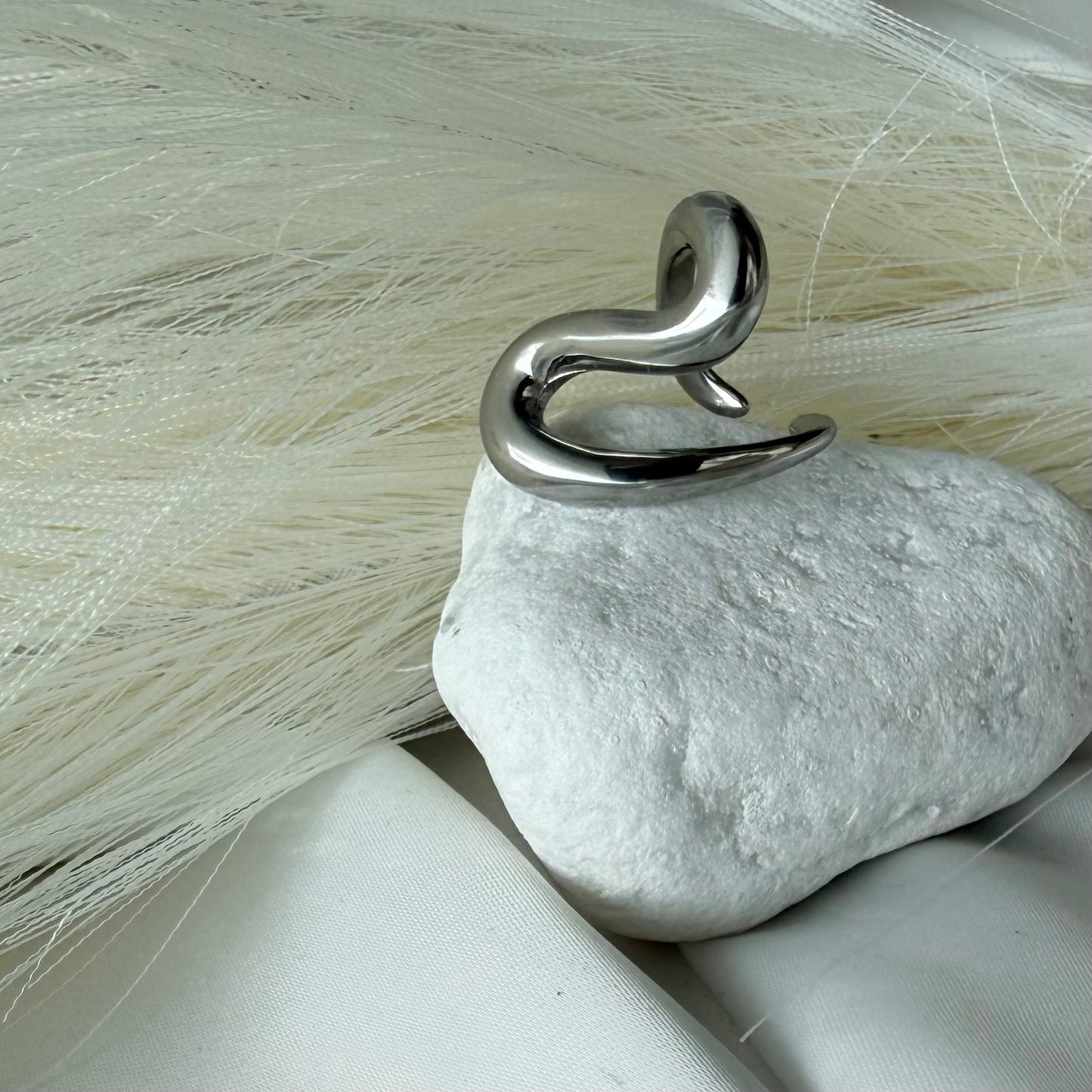 Anello Scultura: Simbolo di Forza e Rinascita Interiore