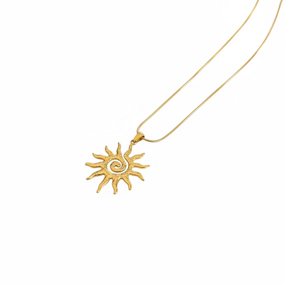 Collana Sole Spirale: Simbolo di Rinascita e Forza Interiore