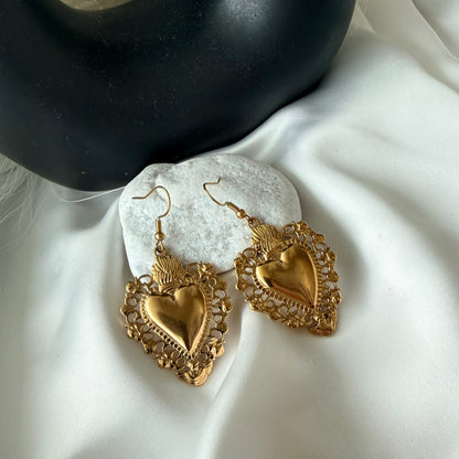 Orecchini Cuore Sacro: Simbolo di Amore Divino e Protezione