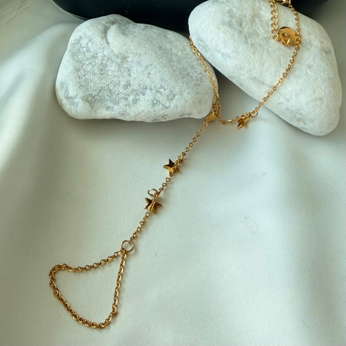 Baciamano Stelline: "Simbolo di Potere Femminile"