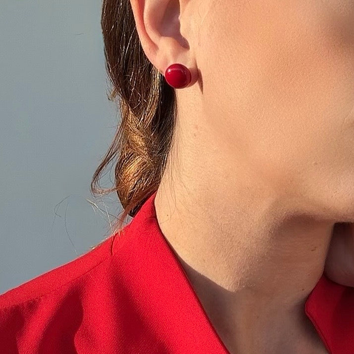 Orecchini a Bottone Rossi: Profonda Passione