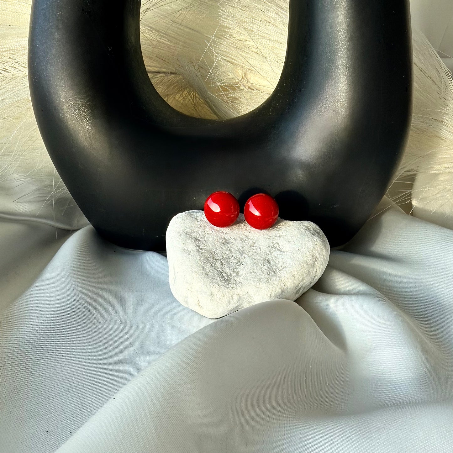 Orecchini a Bottone Rossi: Profonda Passione