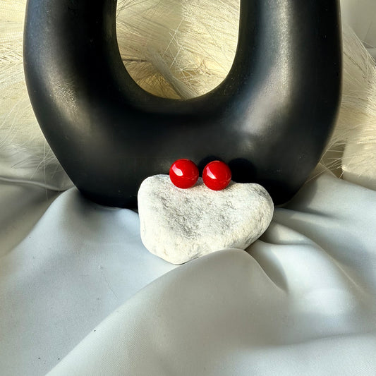 Orecchini a Bottone Rossi: Profonda Passione