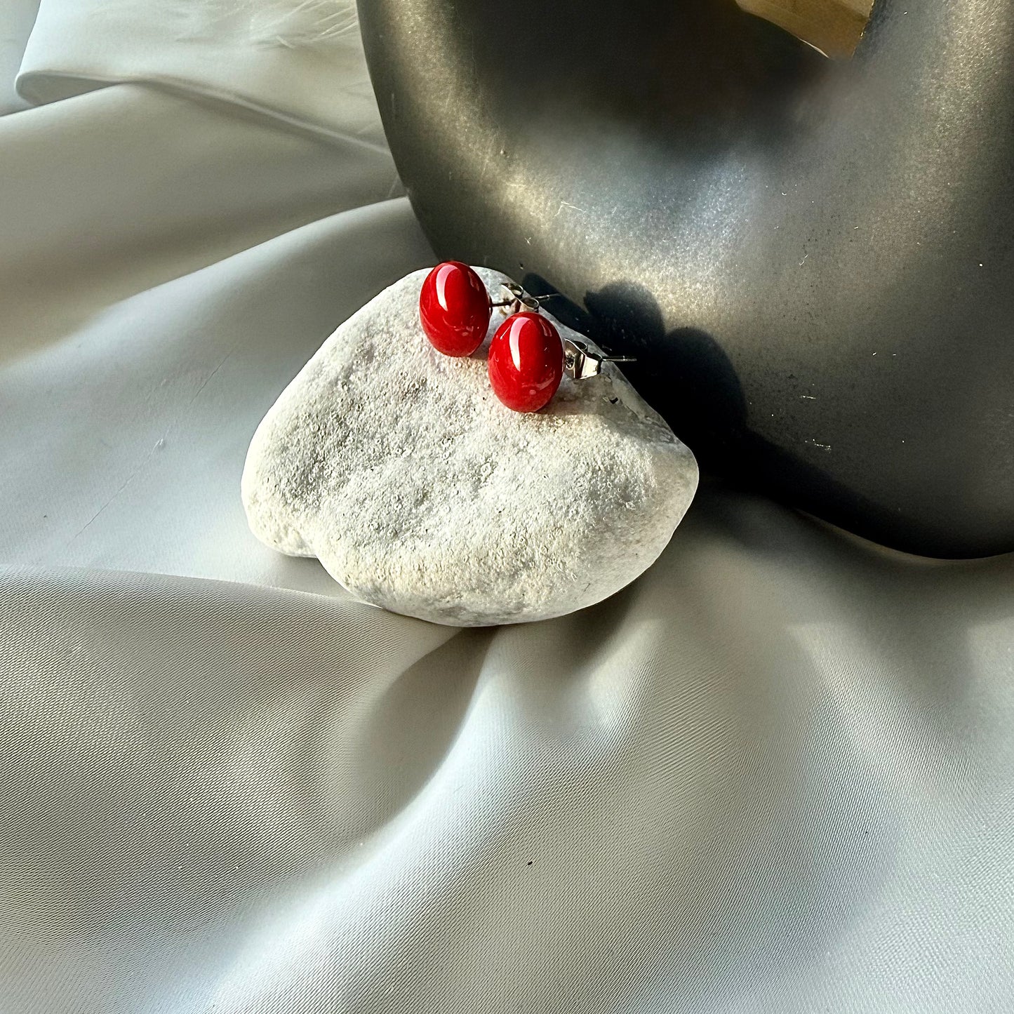 Orecchini a Bottone Rossi: Profonda Passione