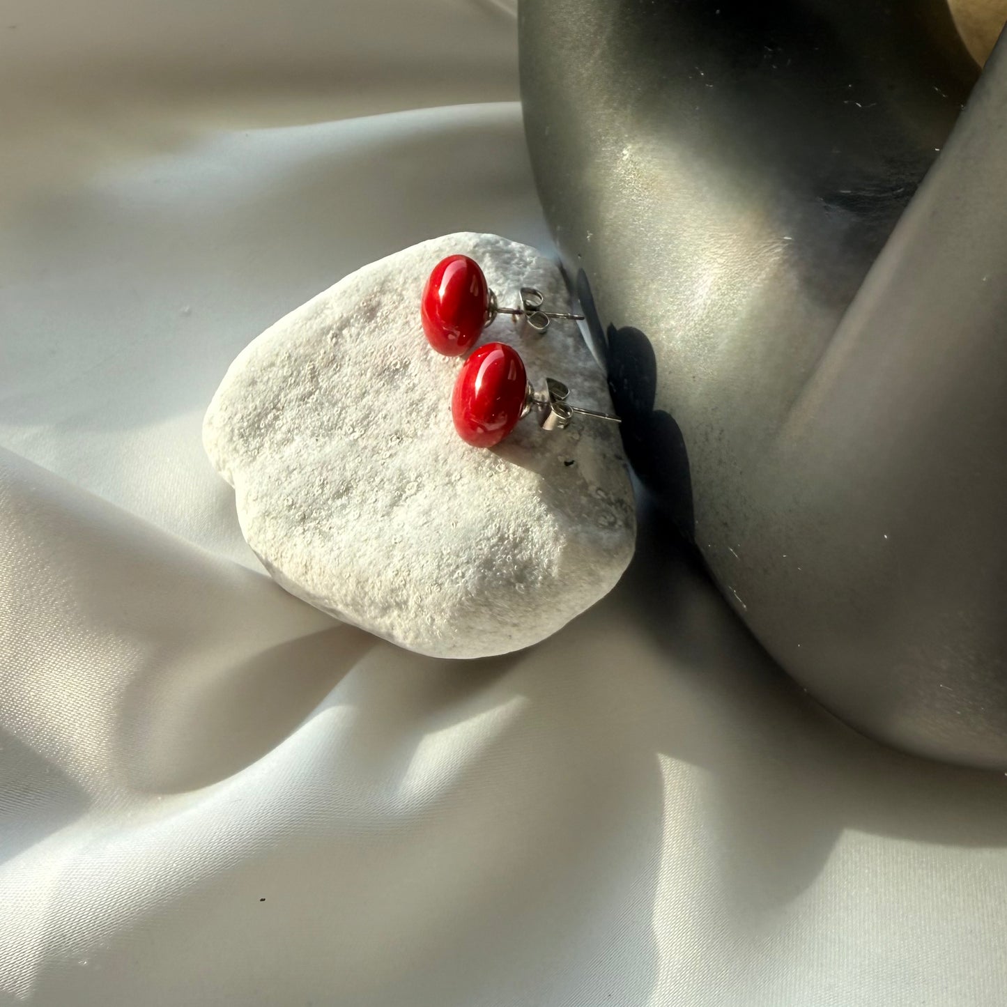 Orecchini a Bottone Rossi: Profonda Passione