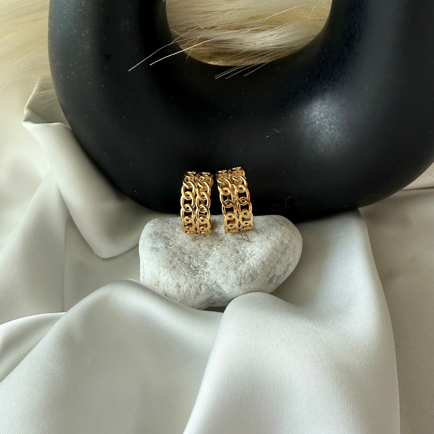 Orecchini a Catena: Riflessi di Emozioni