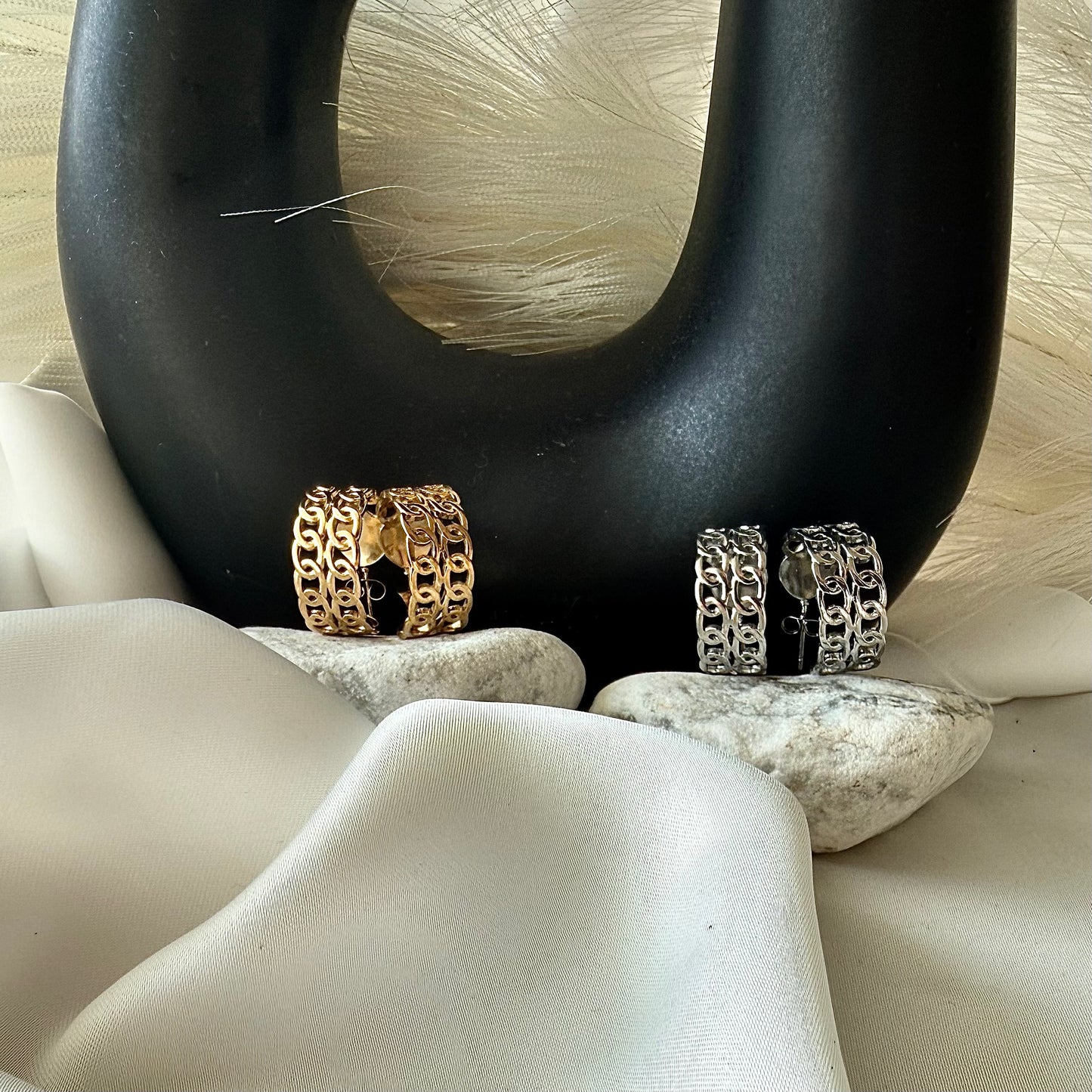 Orecchini a Catena: Riflessi di Emozioni