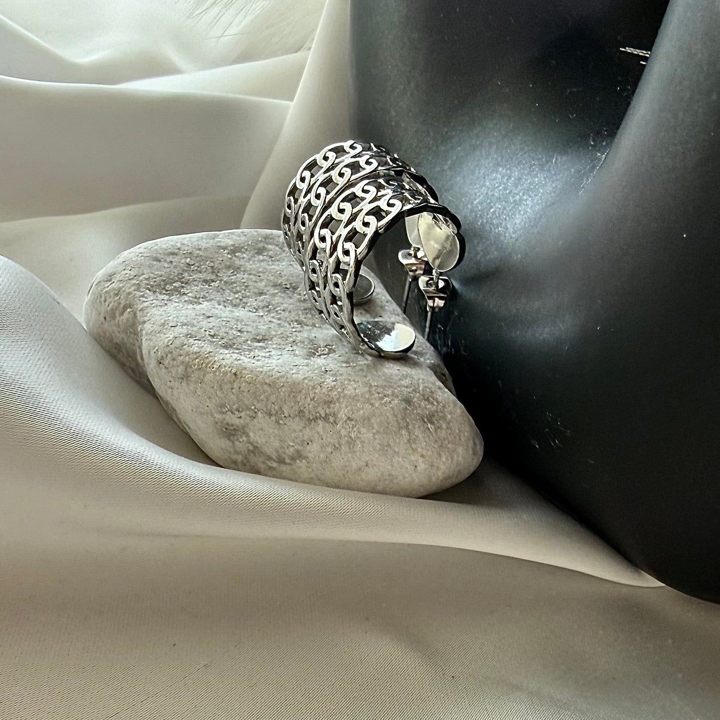 Orecchini a Catena: Riflessi di Emozioni