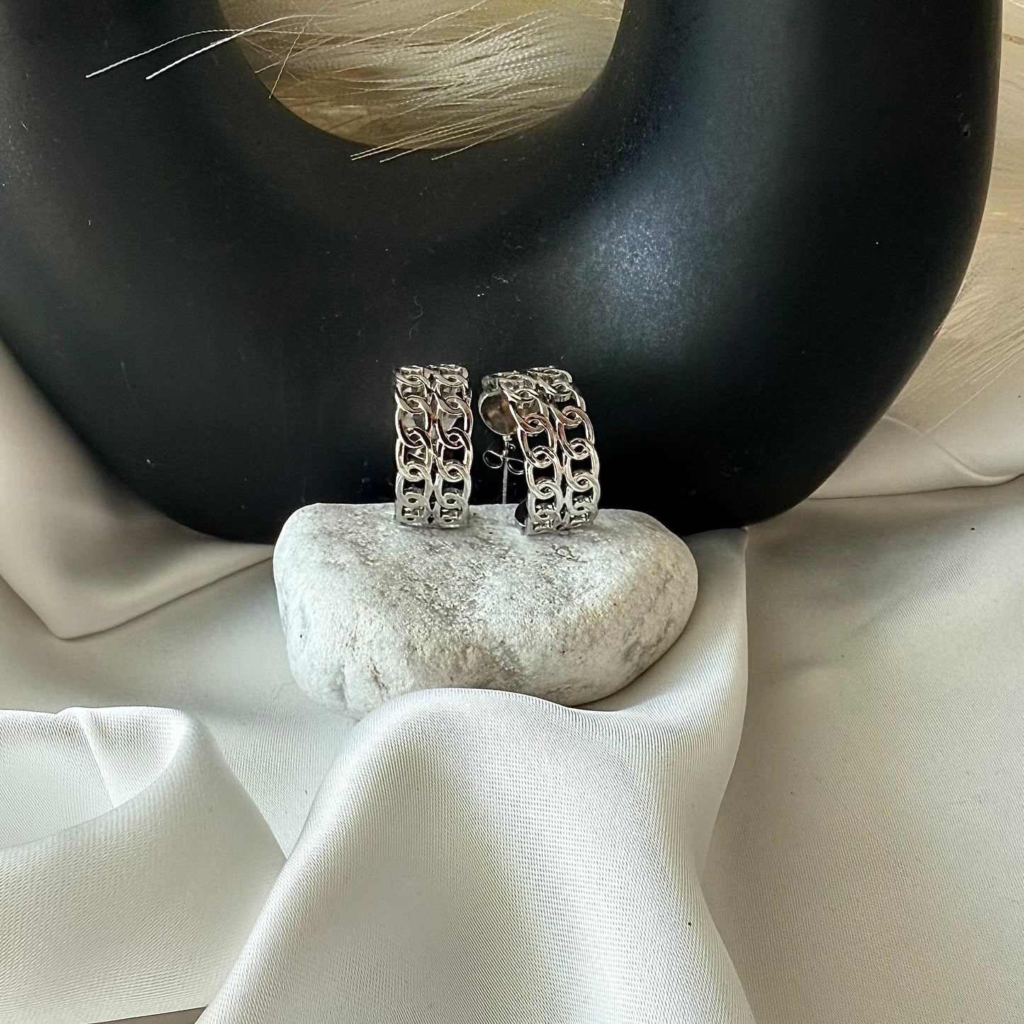 Orecchini a Catena: Riflessi di Emozioni