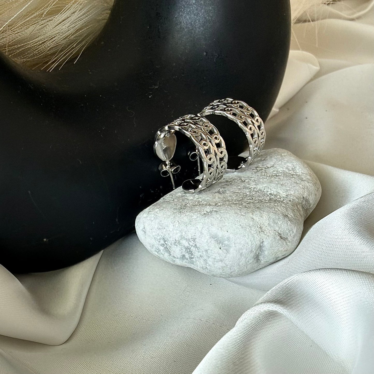 Orecchini a Catena: Riflessi di Emozioni