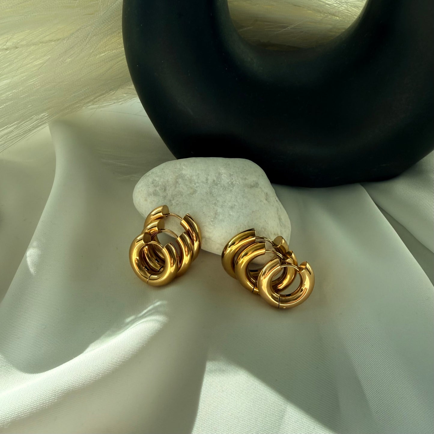 Tris Orecchini a Cerchio: Il Simbolo di Legami Eterni e Stile Senza Fine