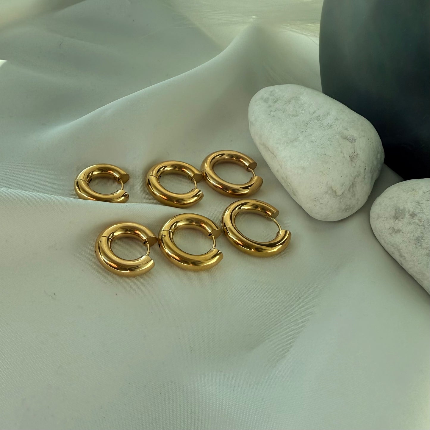 Tris Orecchini a Cerchio: Il Simbolo di Legami Eterni e Stile Senza Fine