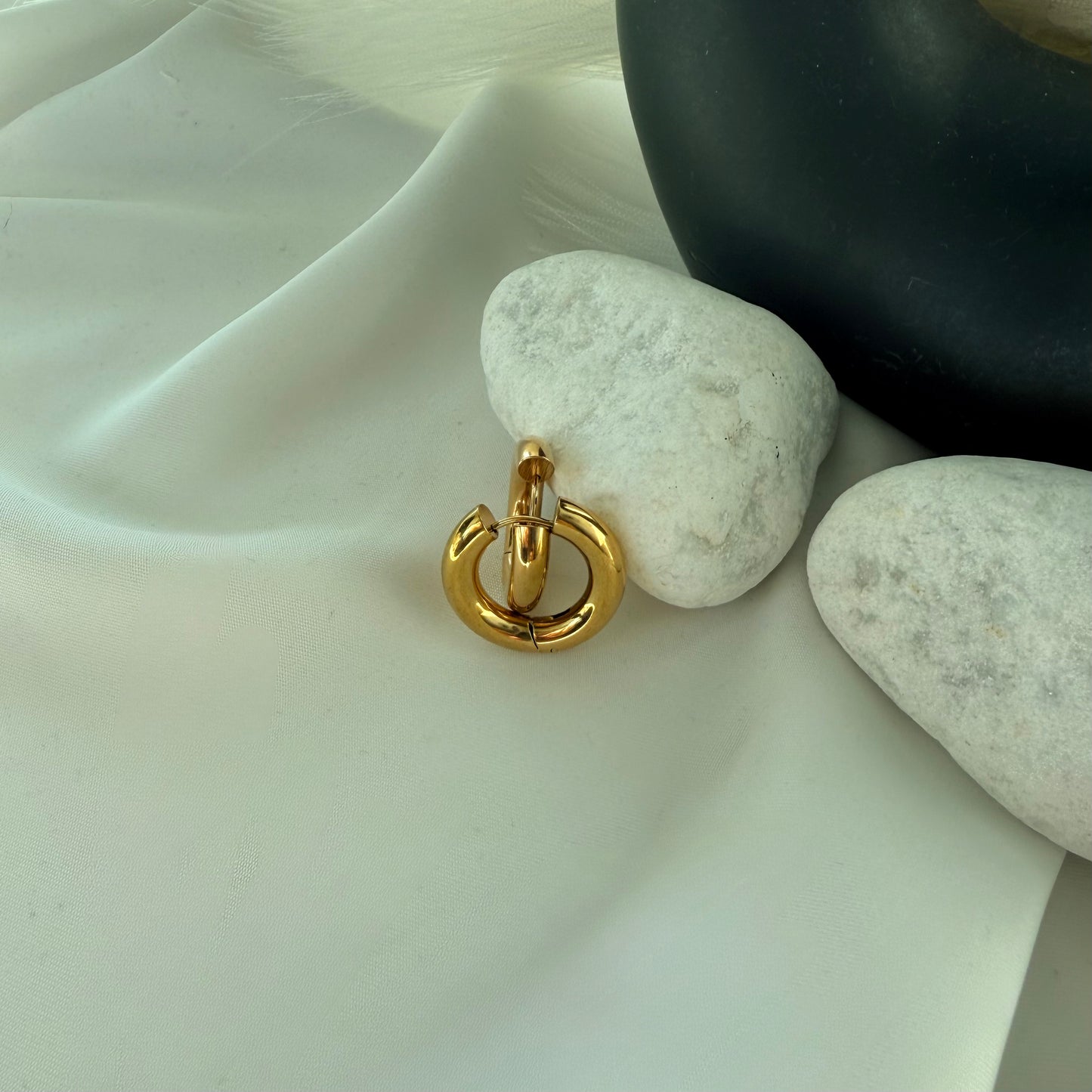 Tris Orecchini a Cerchio: Il Simbolo di Legami Eterni e Stile Senza Fine