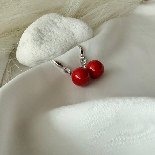 Orecchini Sfera Rossa: Simbolo di Passione Pura