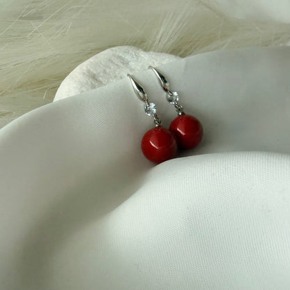 Orecchini Sfera Rossa: Simbolo di Passione Pura