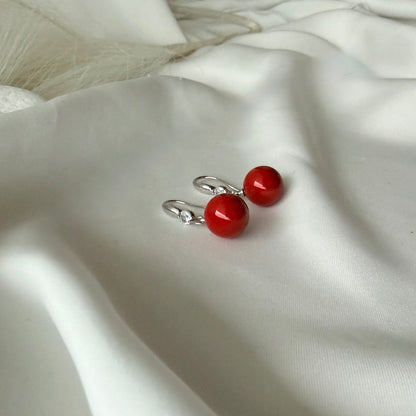 Orecchini Sfera Rossa: Simbolo di Passione Pura