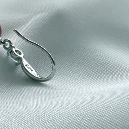 Orecchini Sfera Rossa: Simbolo di Passione Pura