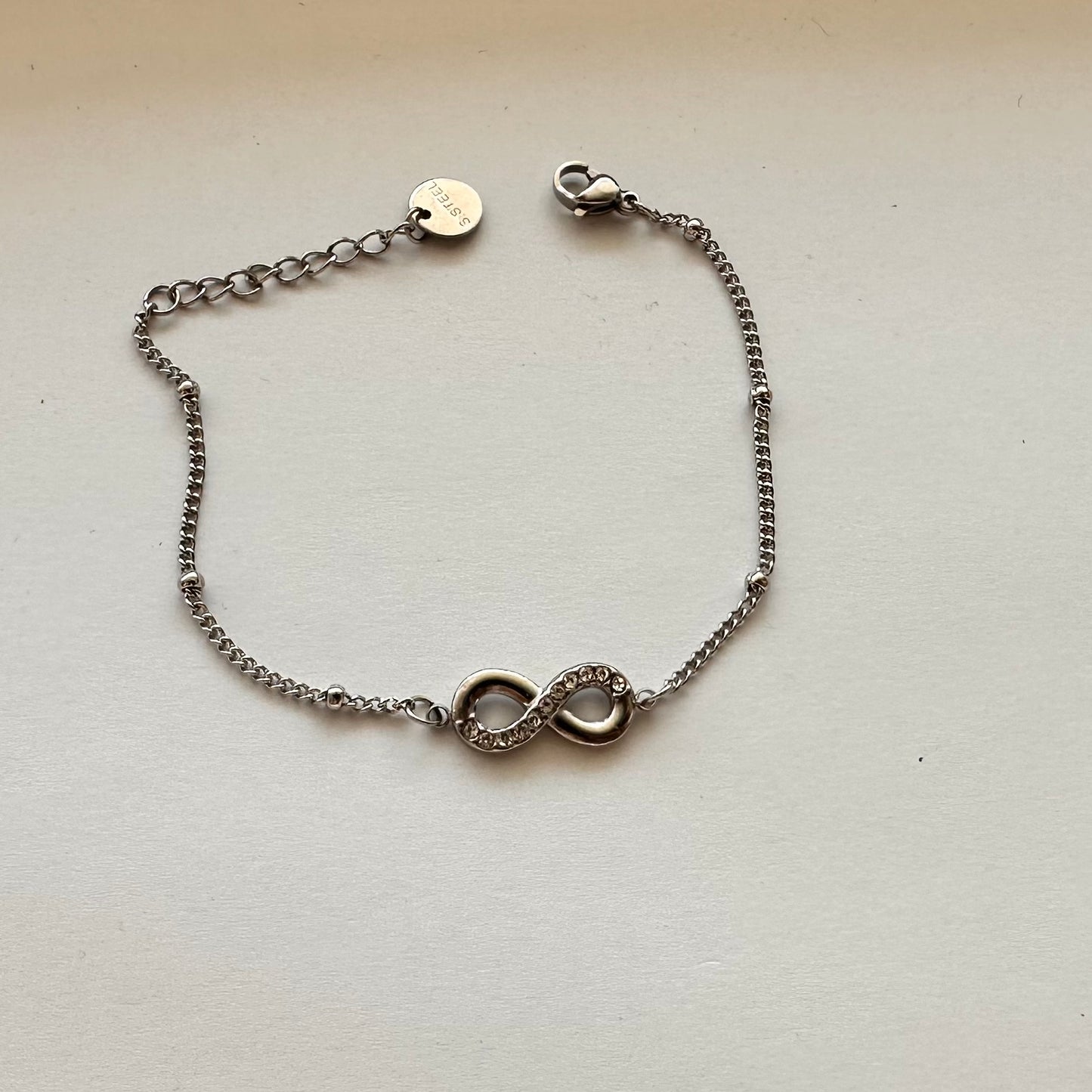Bracciale "Infinito" in acciaio: Amore e Possibilità Infinite