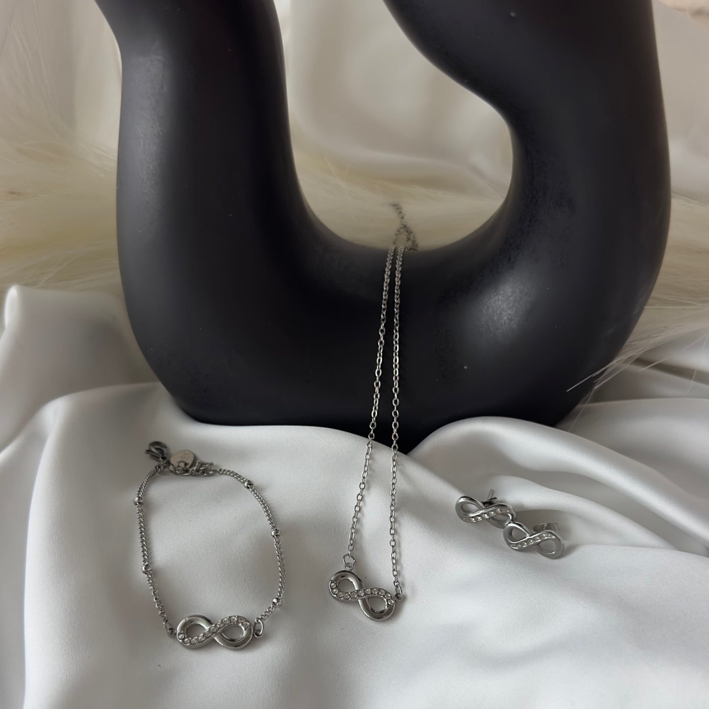 Collana "Infinito" in acciaio: Amore e Possibilità Infinite