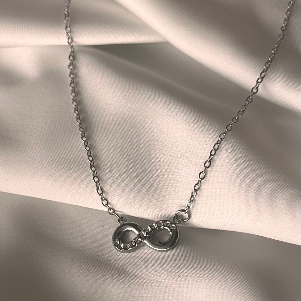 Collana "Infinito" in acciaio: Amore e Possibilità Infinite