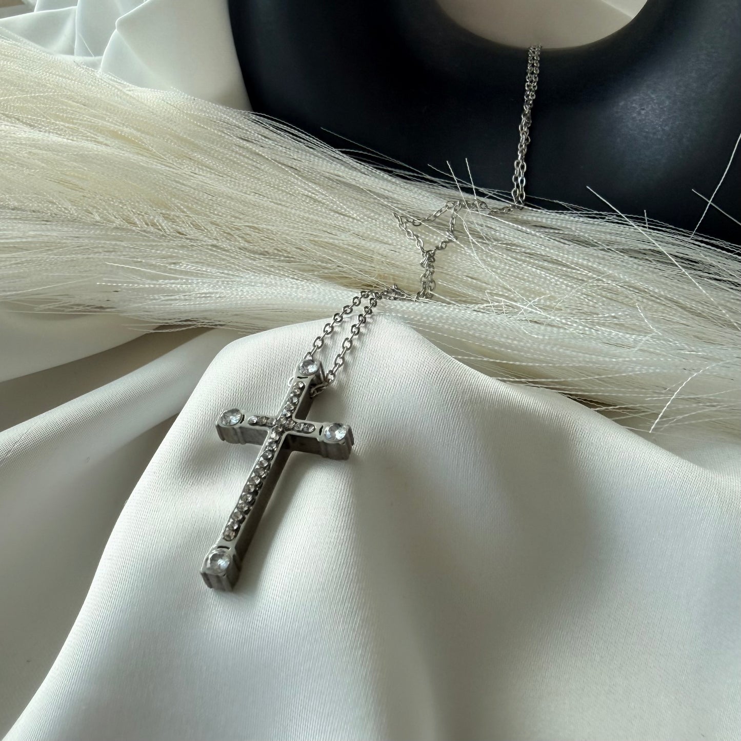 Collana Crocetta Luce: Un Gesto d'Amore Eterno