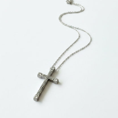 Collana Crocetta Luce: Un Gesto d'Amore Eterno