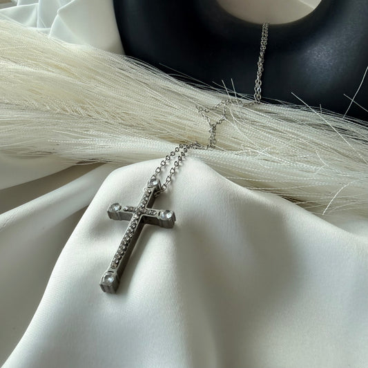 Collana Crocetta Luce: Un Gesto d'Amore Eterno