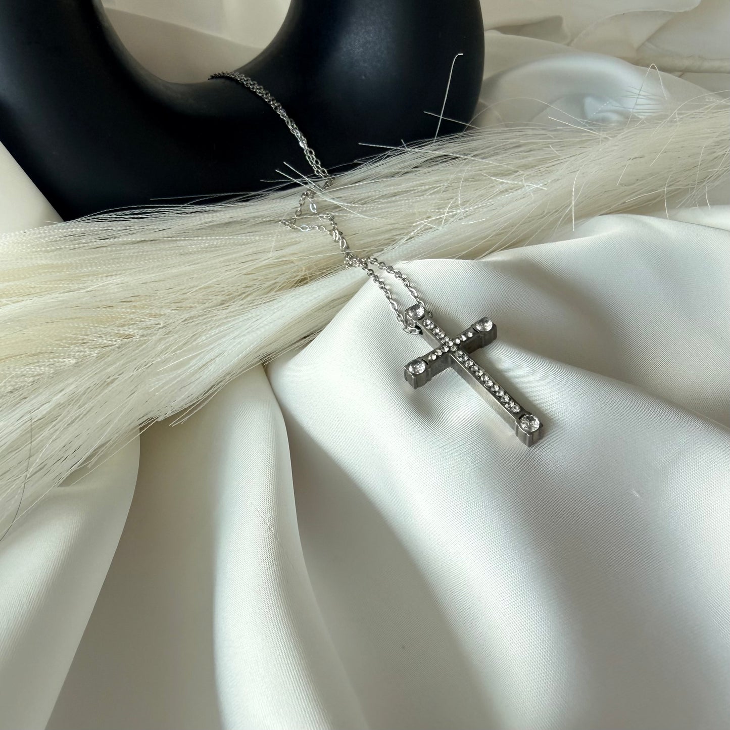 Collana Crocetta Luce: Un Gesto d'Amore Eterno