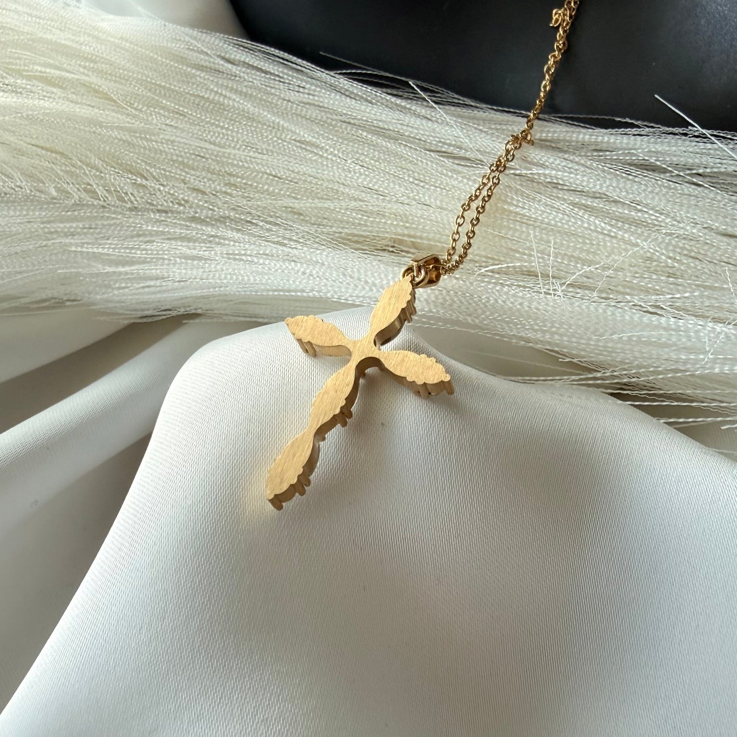 Collana Crocetta Punto Luce: L'eleganza della Fede