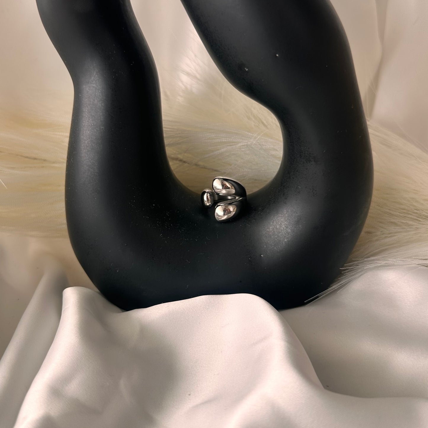 Anello "Tre Anime": Un Simbolo di connessione Eterna