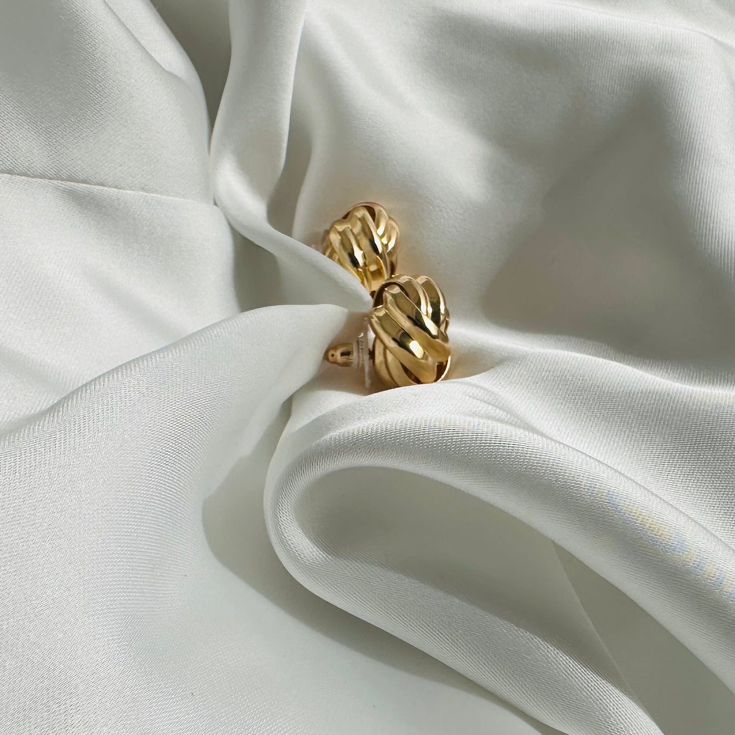 Orecchini sfera intrecciata: Passione che unisce