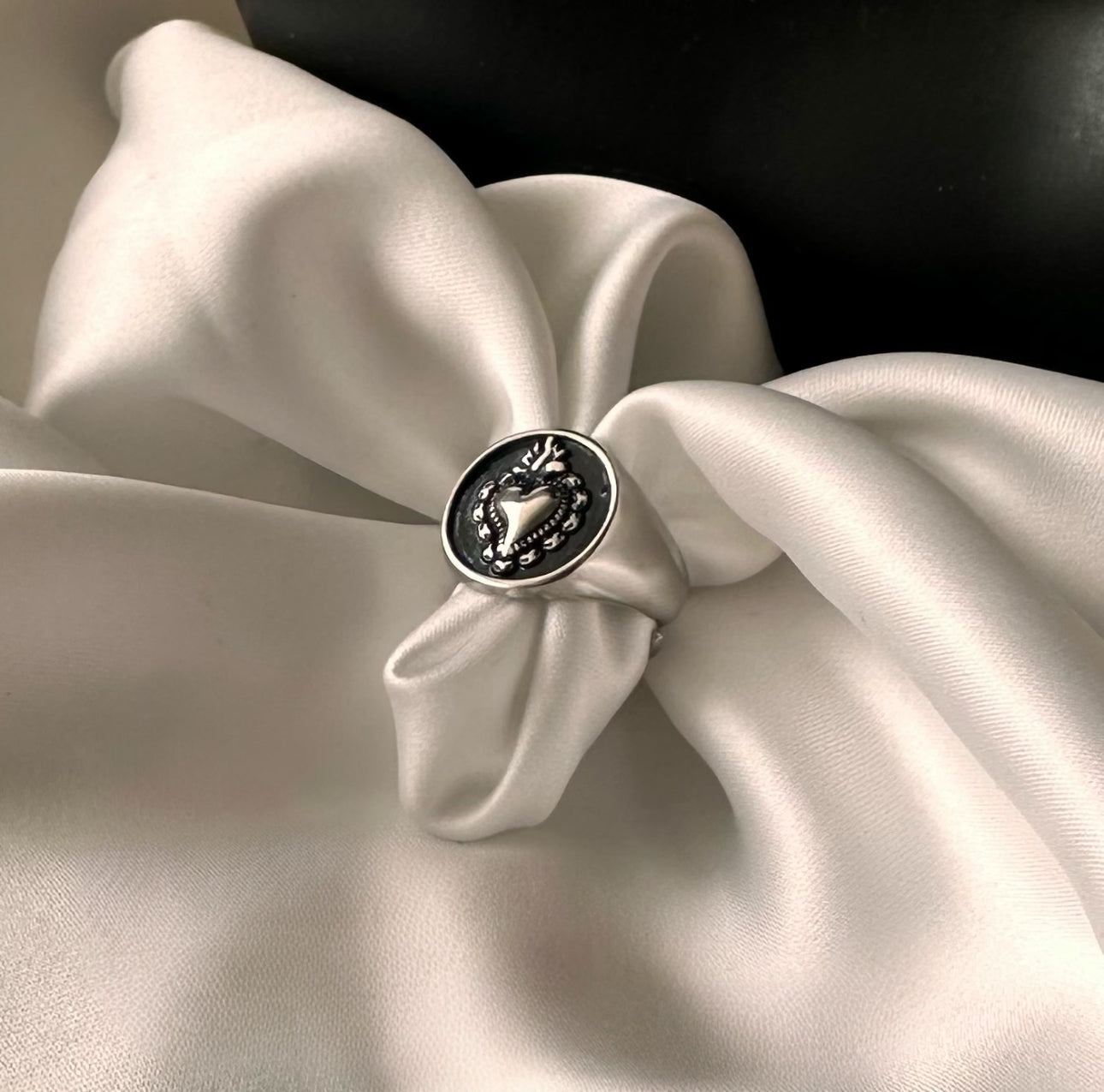 Anello Chevalier Cuore Sacro: Eleganza e Autenticità