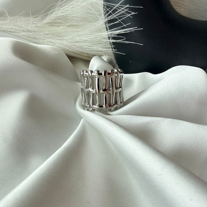 Anello Intrecciato: Trama di Libertà