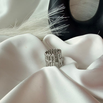 Anello Intrecciato: Trama di Libertà