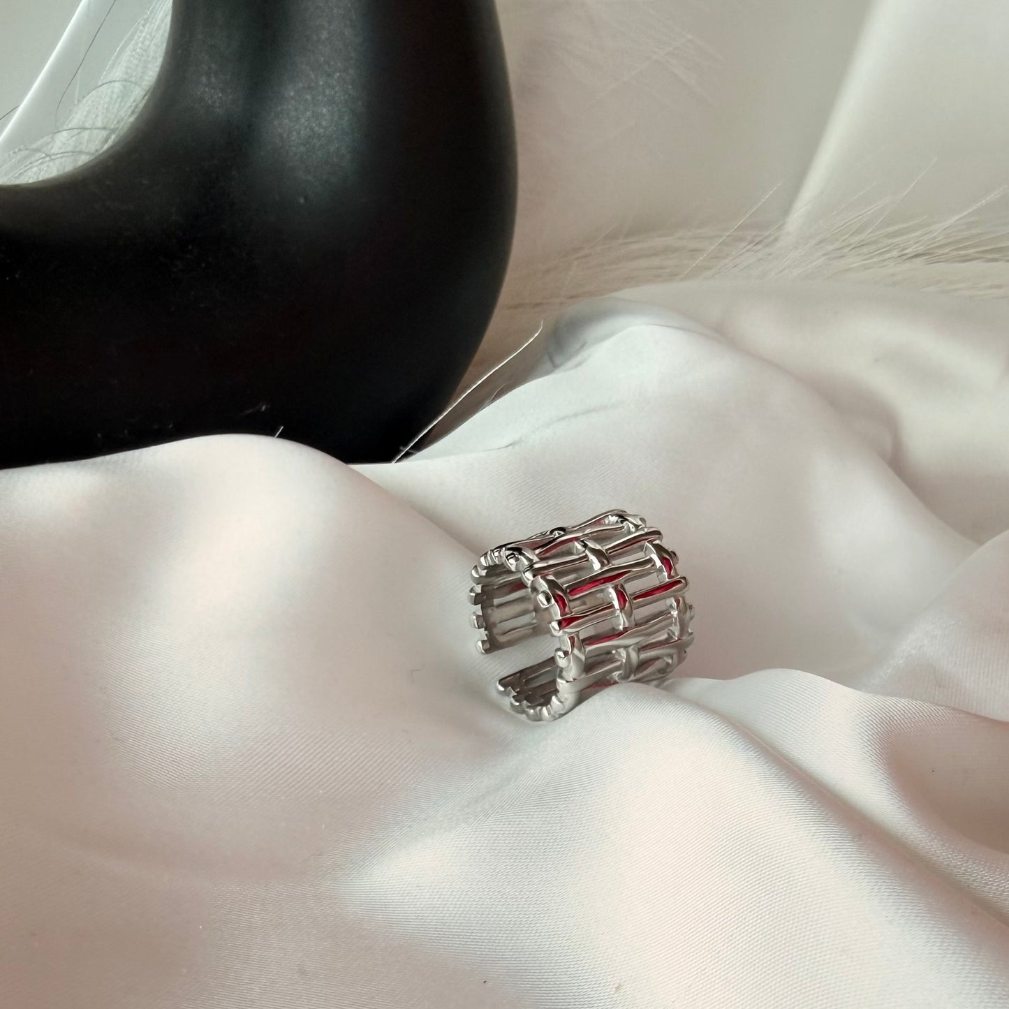 Anello Intrecciato: Trama di Libertà