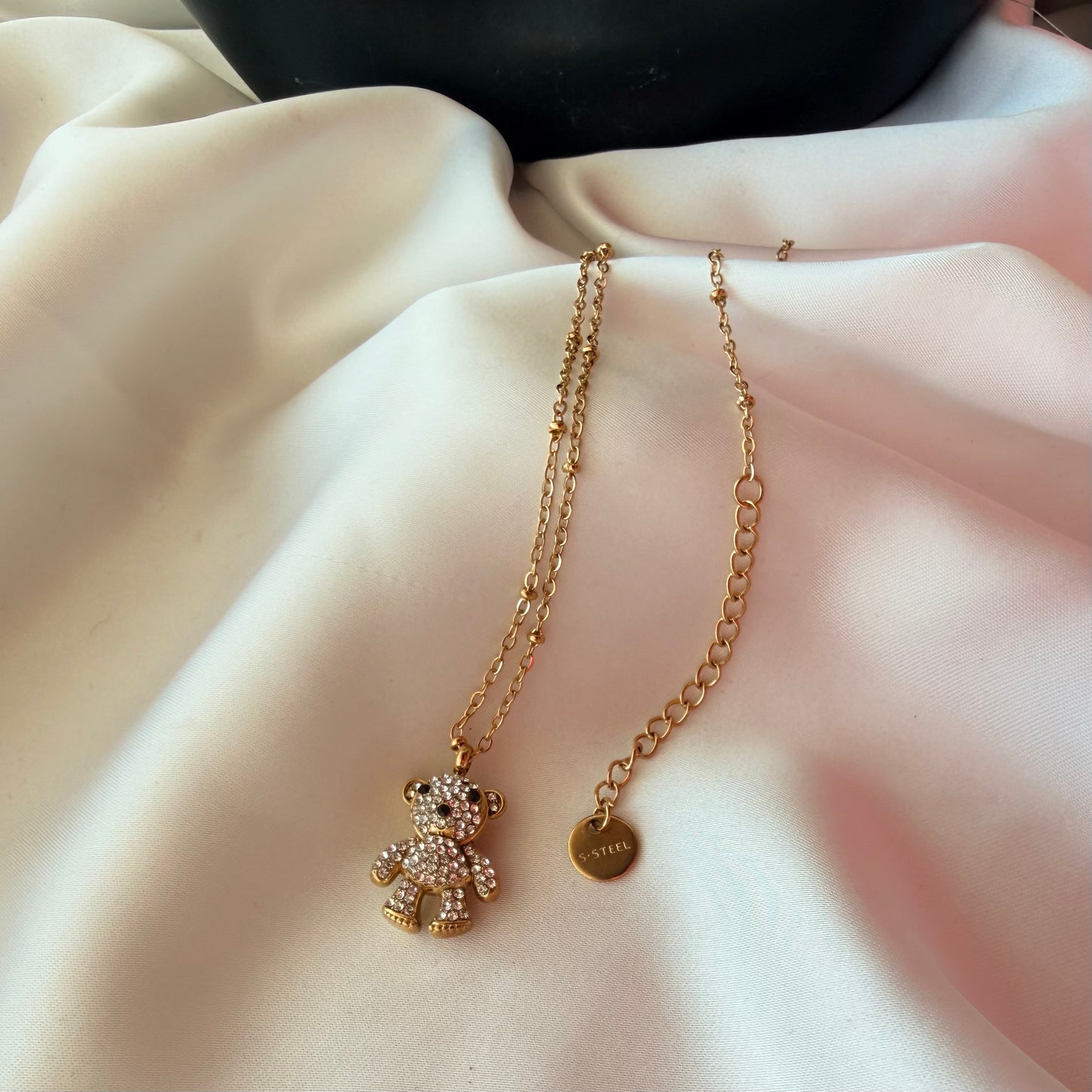 Collana Golden Teddy – Un Abbraccio di Luce
